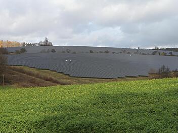 Eine solche Freiflächen-Photovoltaikanlage wie diese hier in Rentweinsdorf war als Bürgersolarpark in Welsberg geplant. Der Itzgründer Gemeinderat hat dieses Vorhaben am Mittwoch abgelehnt.