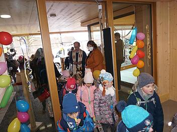 Ankunft der Kinder im neuen Kindergarten.