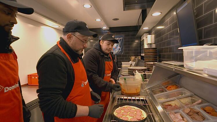 "Ah, der ist ja voll alt." Pizza-Foodtruck-Mitarbeiter Solomon (links) war von Probearbeiter Tim erst nicht so begeistert. Aber: "Ich würd ihm eine zweite Chance geben."