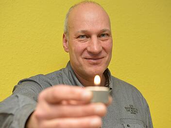 Alexander Glafey mit einem Teelicht, das sein Großvater Rolf erfunden hat. Foto: Ronald Rinklef
