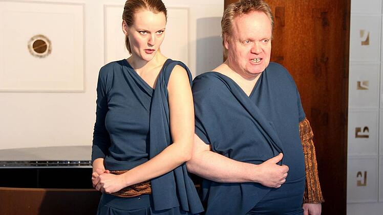 In Mehrfachrollen brillieren im "König Ödipus" des Theaters im Gärtnerviertel Olga Seehafer und Stephan Bach Fotos: Werner Lorenz