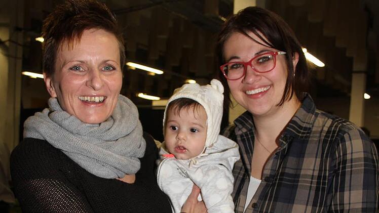 Flüchtlingshelferin Heike Druse und Julia Brückner vom Verein "Kulmbach ist bunt"kümmerten sich um den kleinen Taen.