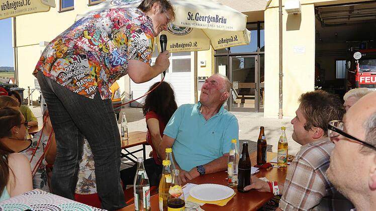 Moderatorin Anette Schreiber zeigt vollen Körpereinsatz. Foto: Matthias Hoch