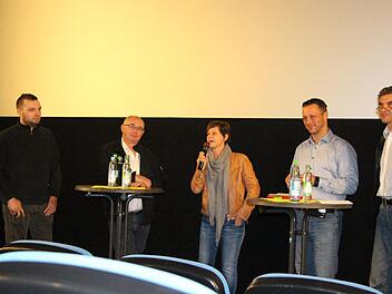Glyphosat-Diskussion in der Kronacher Filmburg (von links): Biolandwirt Peter Heller aus Unterrodach, Erwin Schwarz, Kreisobmann des Bayerischen Bauernverbands im Kreis Kronach, MdL Sigi Hagl, Landesvorsitzende der Bayerischen Grünen, Moderator Michael Eckstein, Bundestagskandidat von Bündnis 90/Grüne im Wahlkreis Coburg/Kronach und den Windheimer Biolandwirt Burkhardt Neubauer.  Rainer Glissnik
