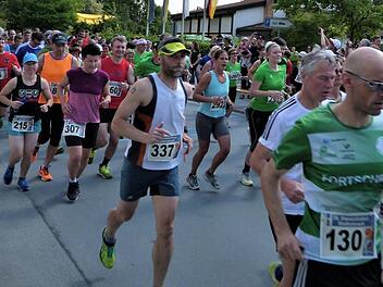 Viel Gedränge herrschte unter den 350 Läufern  beim Start des Steinachtallaufes. Werner Reißaus