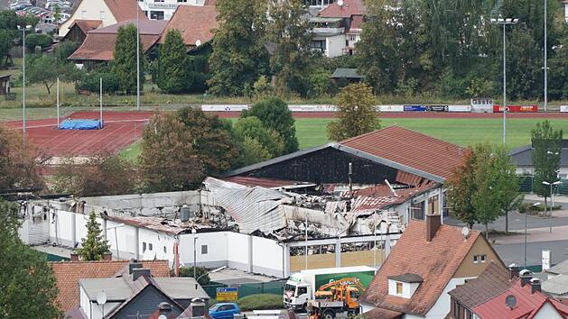 Die Ruine des abgebrannten Norma-Marktes in der Hanauer Straße  vom Brunkenberg aus gesehen. Das Gebäude soll abgerissen und  neu aufgebaut werden.        Foto: Alexander Gies