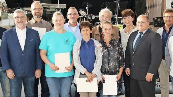 Der BLSV-Kreisvorsitzende Jürgen Rückert (Dritter von rechts) zeichnete zusammen mit der Vorsitzenden, Simone Büchner (rechts), viele langjährige Funktionäre des Stöppacher Reitvereins mit Verdienstnadeln des BLSV und Urkunden aus. Fotos: Michael Stelzner
