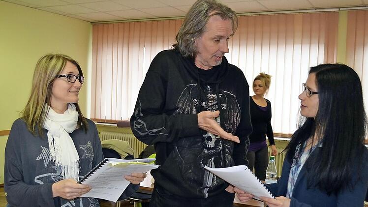 Regisseur Michal Sykora im Gespräch mit den beiden Neulingen Nadine Fischer (rechts) und Andrea Bätz.  Foto: Gabi Bertram