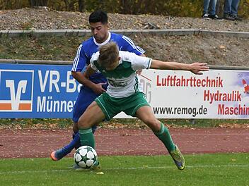 Kampf um den Ball und den Klassenerhalt. Der M&uuml;nnerst&auml;dter Ahmet Coprak (hinten) ist nach seiner Rotsperre wieder dabei. Er bedr&auml;ngt den Riedenberger Nick Schumm. Foto: Hopf
