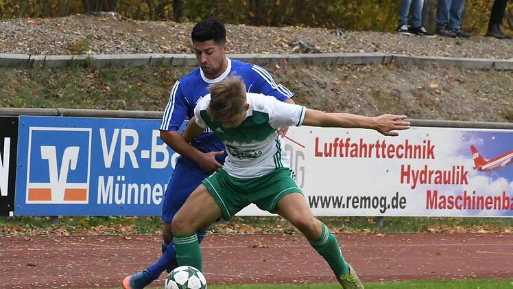 Kampf um den Ball und den Klassenerhalt. Der M&uuml;nnerst&auml;dter Ahmet Coprak (hinten) ist nach seiner Rotsperre wieder dabei. Er bedr&auml;ngt den Riedenberger Nick Schumm. Foto: Hopf