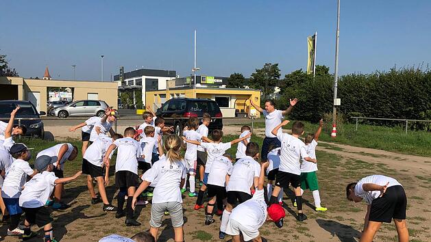 Die stolzen  jungen Sportler  verbrachten mit dem SC Adelsdorf  beim Fußballcamp  eine sportliche Woche. Fotos: Johanna Blum