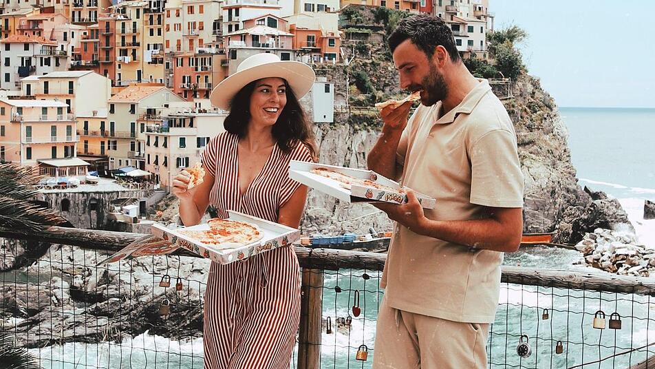 Fast Food vor traumhafter Kulisse: Im italienischen Manarola legten die Reiseblogger Sandra Graser und Fabian Langguth aus Eltmann eine Pizza-Pause ein. Foto: yeswe_travel/Instagram