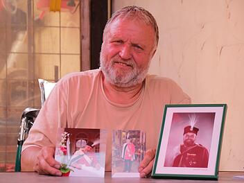 Besondere Erinnerungsstücke: Das Foto von der Autogrammstunde (links) hat ein Fan aus Russland an Norbert Feineis geschickt.