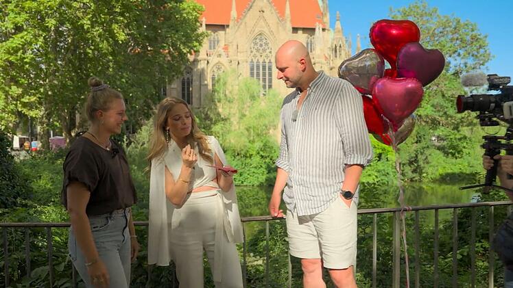 Happy End: Die beiden (mit Moderatorin Lola Weippert, Mitte) wollen sich wiedersehen.