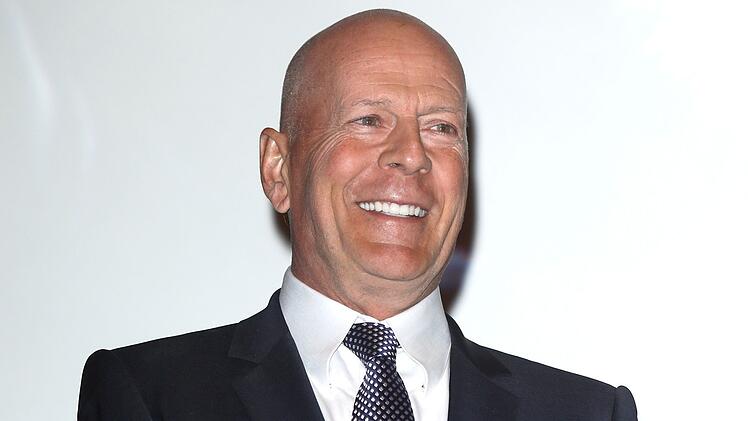 Kaum zu glauben, aber Bruce Willis wäre ohne sein Stottern vielleicht niemals zur Schauspielerei gekommen: Als Kind wurde ihm Theaterspielen als Therapie für seine Sprechprobleme geraten.