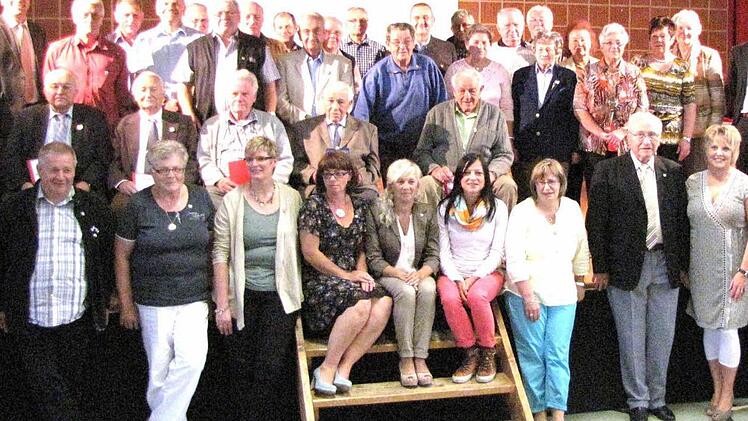 Diese Frauen und Männer beim TSV Burgpreppach wurden für 25, 40, 50, 60 und 80 Jahre Mitgliedschaft geehrt. Fotos: Schmidt