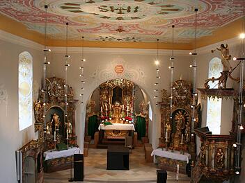 Die Pfarrkirche Sankt Antonius Abbas nach der Innensanierung. Leuchtobjekte setzen den Raum ins rechte Licht.  Fotos: Evi Seeger
