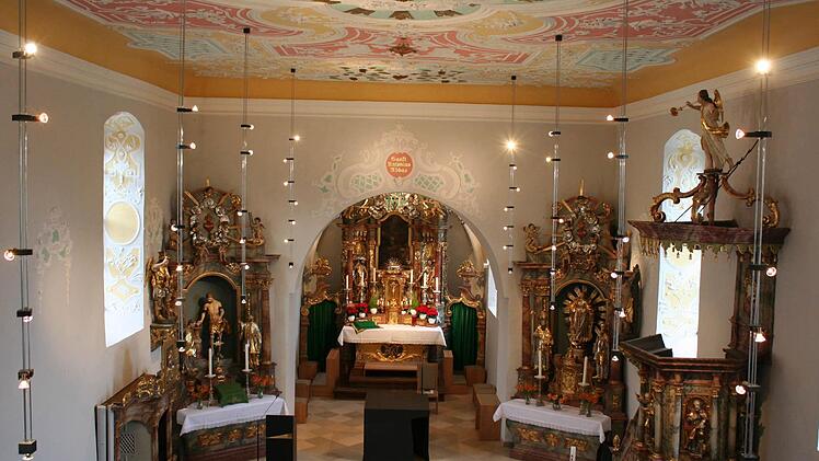 Die Pfarrkirche Sankt Antonius Abbas nach der Innensanierung. Leuchtobjekte setzen den Raum ins rechte Licht.  Fotos: Evi Seeger