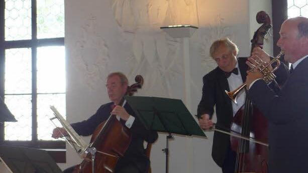 Einfühlsam begleiten die Geiger Susanne Branny und Jörg Kettmann das Trompetensolo von Mathias Schmutzler.