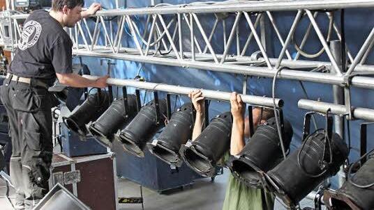 Ein Festival verlangt nach Bühnentechnik und die nach Roadies. 14 Mann arbeiten an Auf- und Abbau einer Bühne.