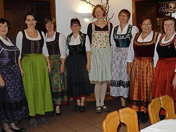 Die stolzen Näherinnen mit ihren Schöpfungen  Foto: Reinhard Löwisch
