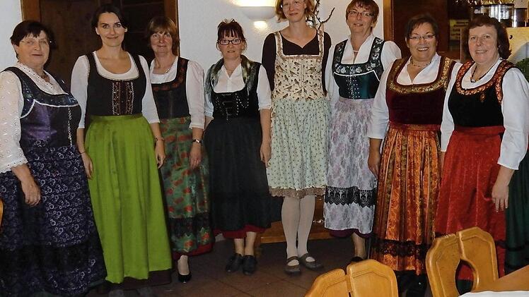 Die stolzen Näherinnen mit ihren Schöpfungen  Foto: Reinhard Löwisch