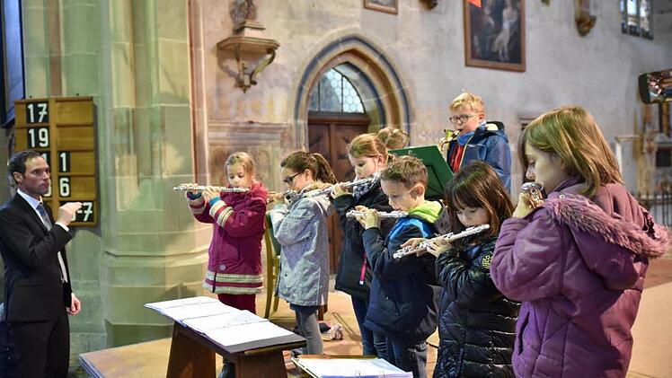 Die gemeinsame Bläserklasse der Regiomontanus-Grundschule Königsberg und der Grundschule Sylbach unter Leitung von Christian Baum erfreuten die Zuhörer in der Marienkirche mit drei Musikstücken.