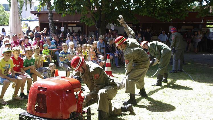 Die "Oldies" können es noch. Das Seniorenteam der Fuchsstädter Wehr trug den Sieg beim Saugschlauch-Kuppeln davon. Foto: Winfried Ehling
