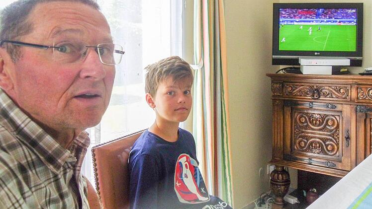 Opa Yves-Pierre und Enkel Antonin fiebern bei den Spielen der "Équipe Tricolore" kräftig mit. Ein Match wie gegen Island schauen sie - wie hier - gerne auch mehrmals an.