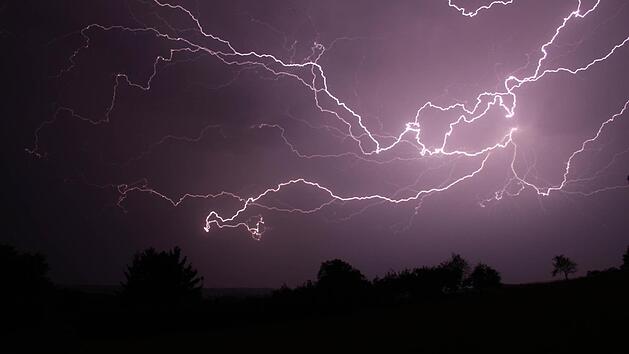 Schon am Sonntagabend k&ouml;nnten teils schwere Gewitter &uuml;ber Franken ziehen. Symbolbild: Bernd Schieber