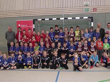 Große Freude herrschte bei der Medaillenübergabe in der Gruppe 1 nach dem G-Junioren-Hallenfußballturnier des TSV Weißenbrunn. Mit im Bild (von links) Kreisjugendleiter Michael Deuerling und Andy Buckreus von der Sparkasse sowie (von rechts) Turnierleiter Dietmar Bauer und TSV-Vorsitzender Friedrich Thaler. Fotos: Dieter Wolf