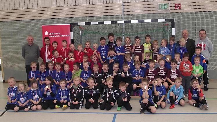 Große Freude herrschte bei der Medaillenübergabe in der Gruppe 1 nach dem G-Junioren-Hallenfußballturnier des TSV Weißenbrunn. Mit im Bild (von links) Kreisjugendleiter Michael Deuerling und Andy Buckreus von der Sparkasse sowie (von rechts) Turnierleiter Dietmar Bauer und TSV-Vorsitzender Friedrich Thaler. Fotos: Dieter Wolf