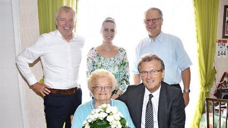 Gratulation zum 90. Geburtstag von Gertrud Wilhelm (sitzend, mit Bürgermeister Rainer Detsch); stehend, von links: Sohn Harald Wilhelm, Enkelin Vanessa und Diakon Wolfgang Fehn Foto: K.- H. Hofmann