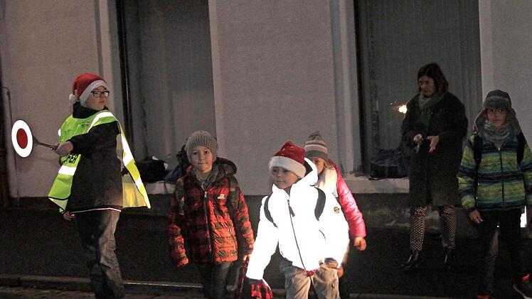 In der dunklen Jahreszeit sind Schülerlotsen besonders wichtig. Jetzt sichern auch Realschüler in Eltmann ihre Mitschüler.  Foto: Günther Geiling