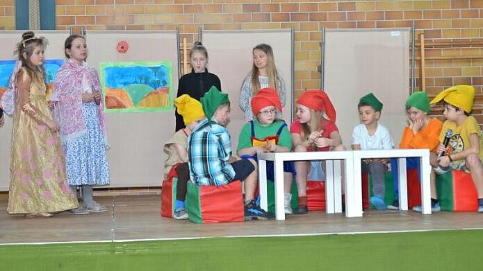 Alles wird gut! Auf einer turbulenten Zugfahrt erleben die Fahrgäste einen außergewöhnlichen Aufenthalt mitten im Märchenwald. Da hilft nur der "Notruf aus dem Märchenwald".  Foto: K.- H. Hofmann