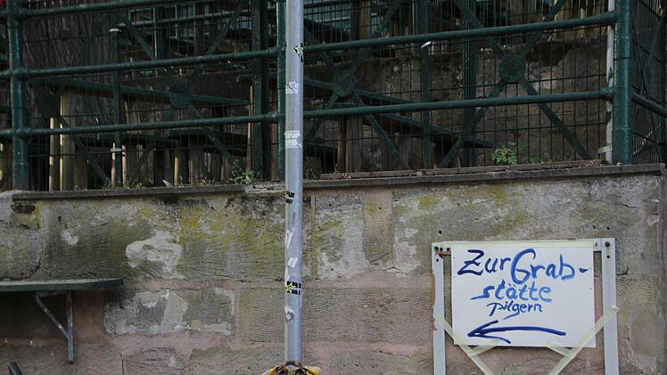 Mit Plakaten weisen Naturschützer auf die aus ihrer Sicht unnötigen Baumfällmaßnahmen auf dem Gelände der Bergkirchweih in Erlangen hin. Foto: Christian Bauriedel