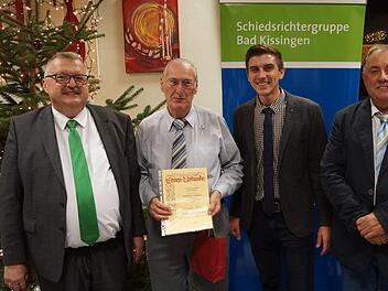 55 Jahre Mitglied der Schiedsrichtergruppe Bad Kissingen ist Alfons Schießer vom SV Machtilshausen. Dessen Ehrung wurde vorgenommen von (von links) Norbert Kröckel,  Alexander Arnold und  Ludwig Weisenseel (rechts). Fotos: Konstantin Schaab