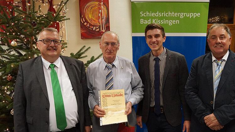 55 Jahre Mitglied der Schiedsrichtergruppe Bad Kissingen ist Alfons Schießer vom SV Machtilshausen. Dessen Ehrung wurde vorgenommen von (von links) Norbert Kröckel,  Alexander Arnold und  Ludwig Weisenseel (rechts). Fotos: Konstantin Schaab