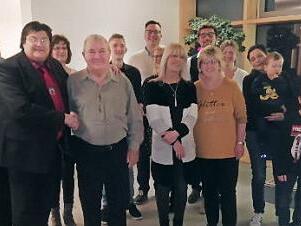 Gratulation zum 80. Geburtstag von Hartwin Milich (Vierter von links) der im Kreise seiner Familie die Glückwünsche des Marktes Pressig durch Zweiten Bürgermeister Wolfgang Förtsch (Zweiter von links) entgegennimmt.  Foto: K.- H. Hofmann