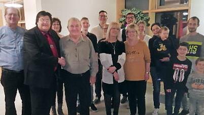 Gratulation zum 80. Geburtstag von Hartwin Milich (Vierter von links) der im Kreise seiner Familie die Glückwünsche des Marktes Pressig durch Zweiten Bürgermeister Wolfgang Förtsch (Zweiter von links) entgegennimmt.  Foto: K.- H. Hofmann
