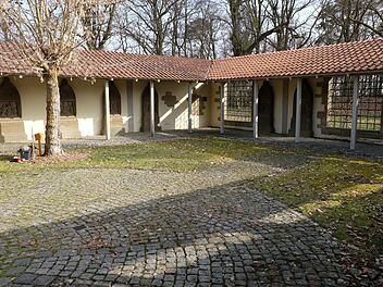 Der Kreuzweg im Innenhof der Michaelskapelle in Thundorf. Foto: Philipp Bauernschubert