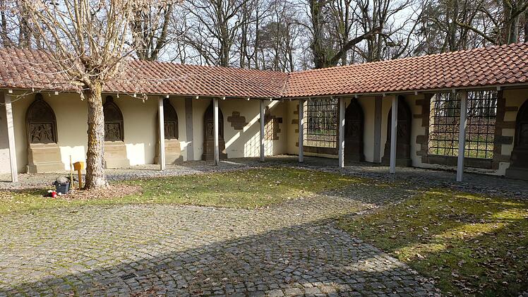 Der Kreuzweg im Innenhof der Michaelskapelle in Thundorf. Foto: Philipp Bauernschubert