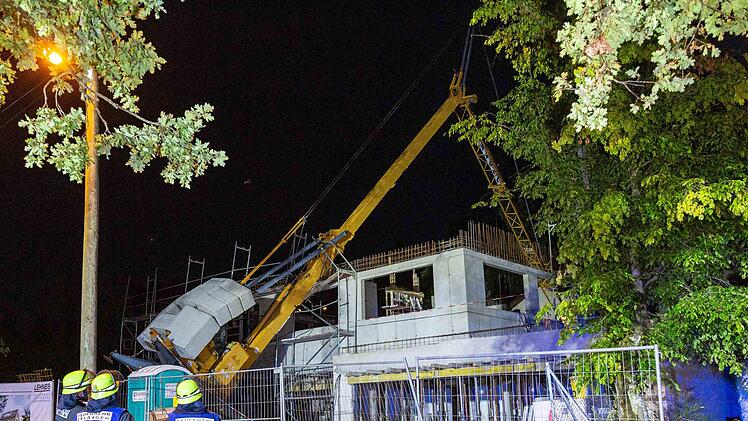 Baukran stürzt in Erlangen um
