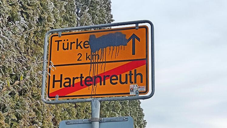 Schmiererei auch am Ortsausgangsschild in Hartenreuth