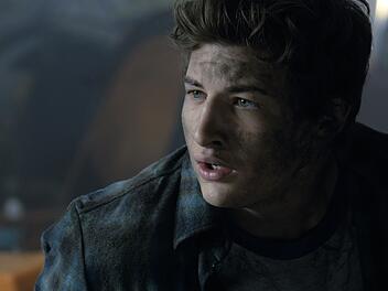 In einem alten Van kann Wade (Tye Sheridan) mithilfe einer VR-Brille ungest&ouml;rt in die OASIS schl&uuml;pfen.