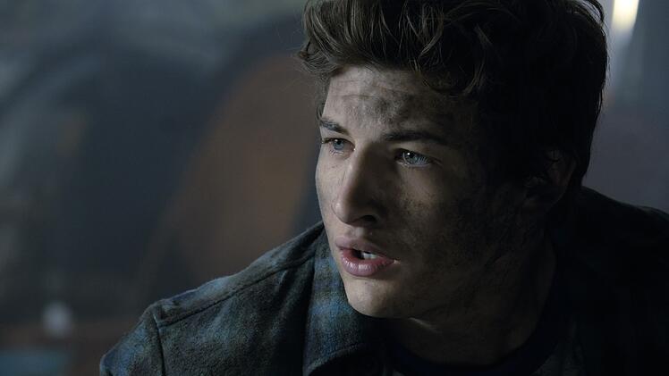 In einem alten Van kann Wade (Tye Sheridan) mithilfe einer VR-Brille ungest&ouml;rt in die OASIS schl&uuml;pfen.
