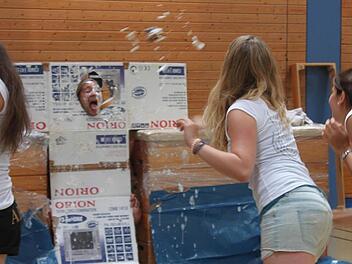 Beim Höchstadter Abischerz müssen die Lehrer  so einiges mitmachen. Hier: Tortenwerfen. Fotos: Christian Bauriedel