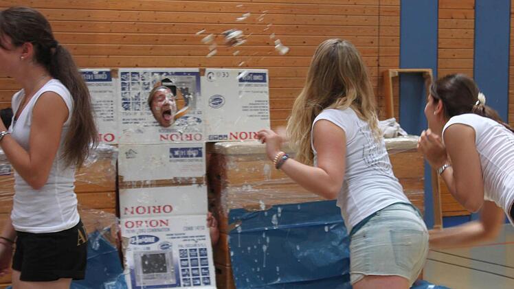 Beim Höchstadter Abischerz müssen die Lehrer  so einiges mitmachen. Hier: Tortenwerfen. Fotos: Christian Bauriedel
