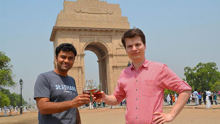 Prost: Vikanshu Bhargava als indischer Partner und Mitbegründer der GmbH mit Christian Klemenz vor dem India Gate in Neu-Delhi.