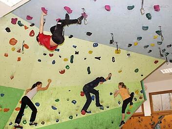 Moritz Werner hangelt sich an der Decke entlang, während Sina Müller, Emma Waiblinger und Inka Amend an der Wand herumturnen. Fotos: Ralf Kestel